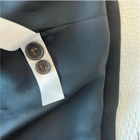 Everlane Black One Button Blazer
Size 2 - Picture 14 of 16